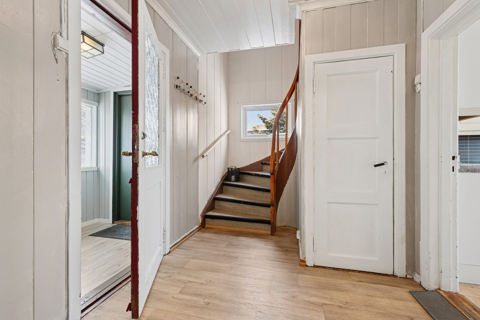 Du ønskes velkommen inn i en lys og romslig entré. Galleribilde