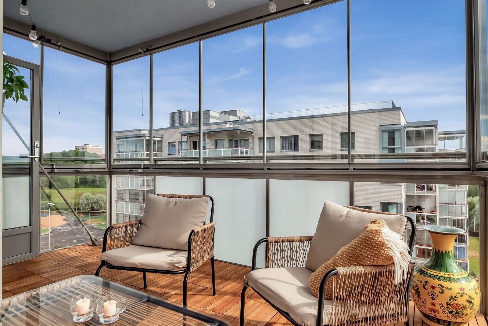 Leiligheten byr på en lun og innglasset balkong på ca. 10 kvm med sydøstlig beliggenhet - perfekt for å nyte solen. Galleribilde