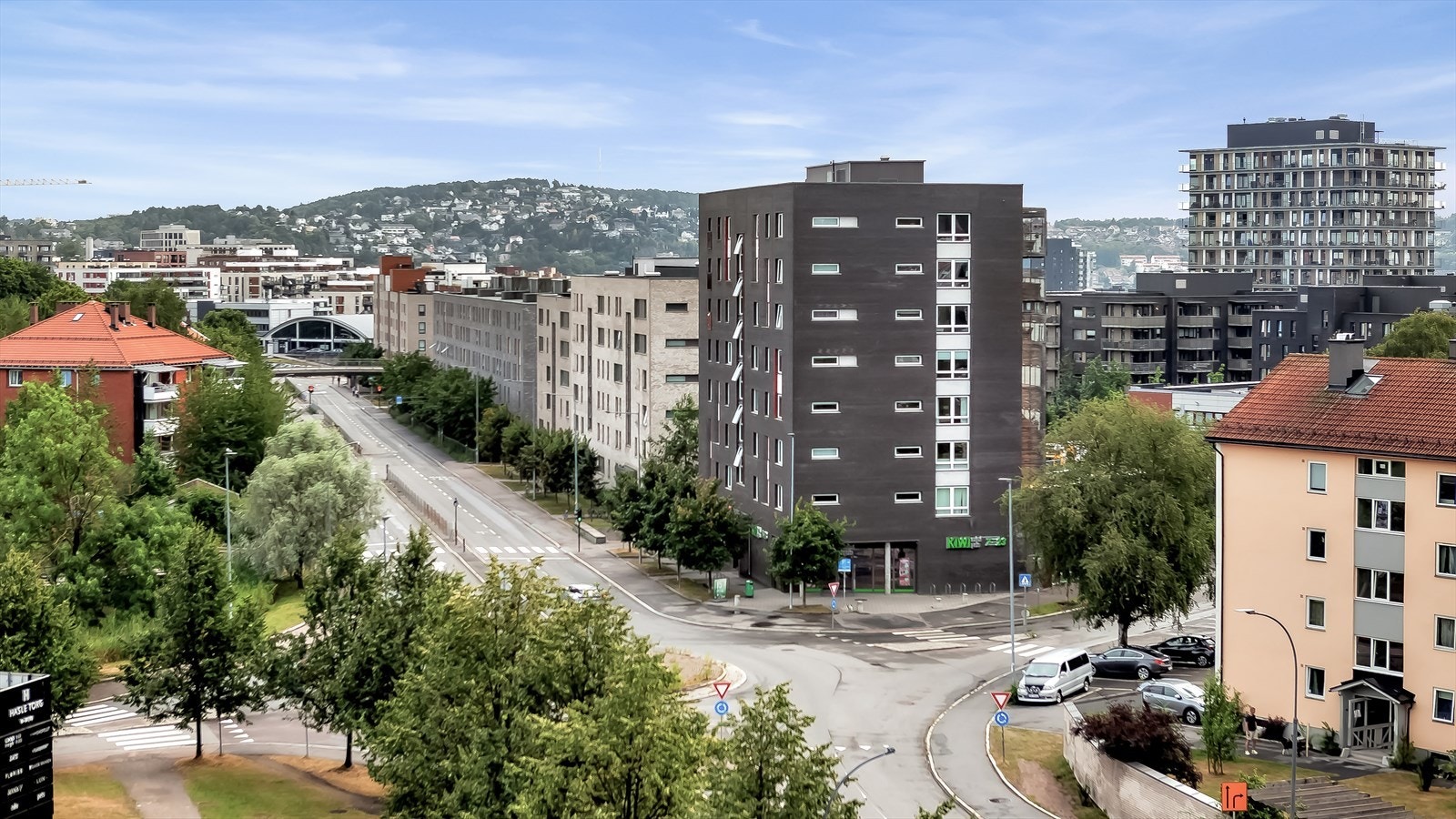 Beliggende på Hasle Torg, tilbyr leiligheten en svært sentral plassering med alle nødvendige fasiliteter innen kort rekkevidde. Her kombineres rolige, grønne omgivelser med enkel tilgang til et pulserende byliv. Galleribilde