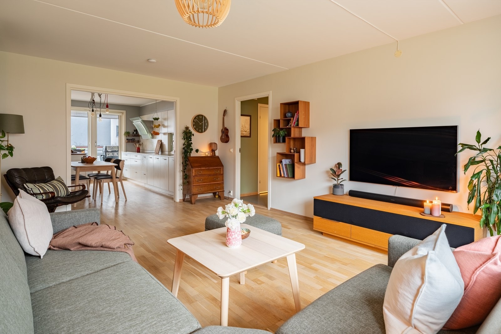 Stuen har en god planløsning, og har plass til en romslig sofa og spisebord Galleribilde