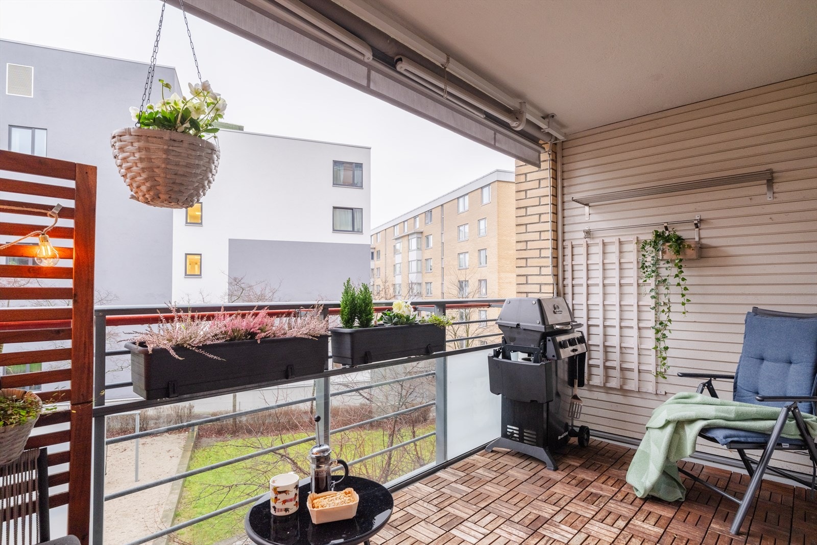 Det er installert markise/solskjerming her - og terrassevarmer! Galleribilde