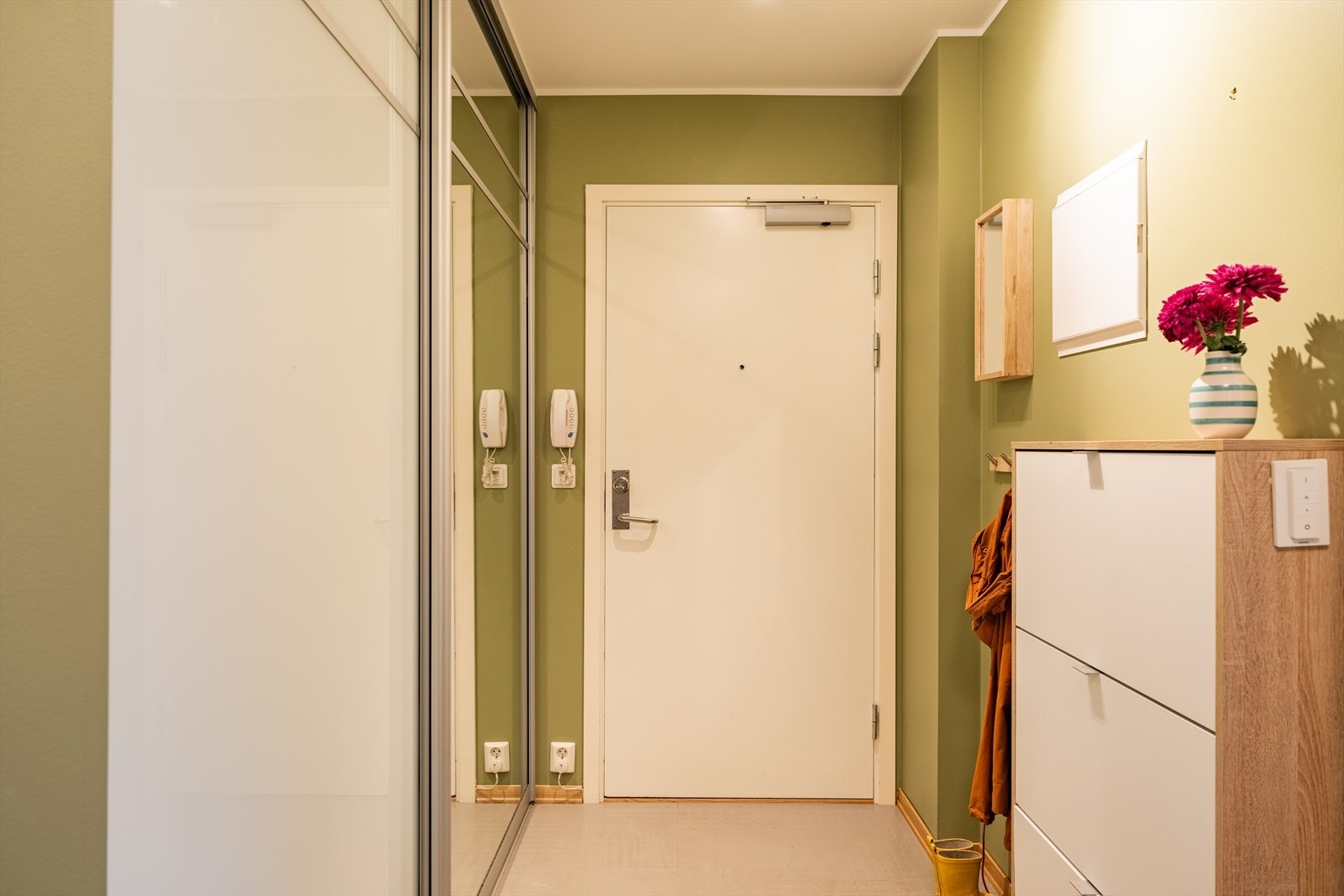 Entréen er romslig og har godt med oppbevaring i et stort skyvedørsskap. Galleribilde