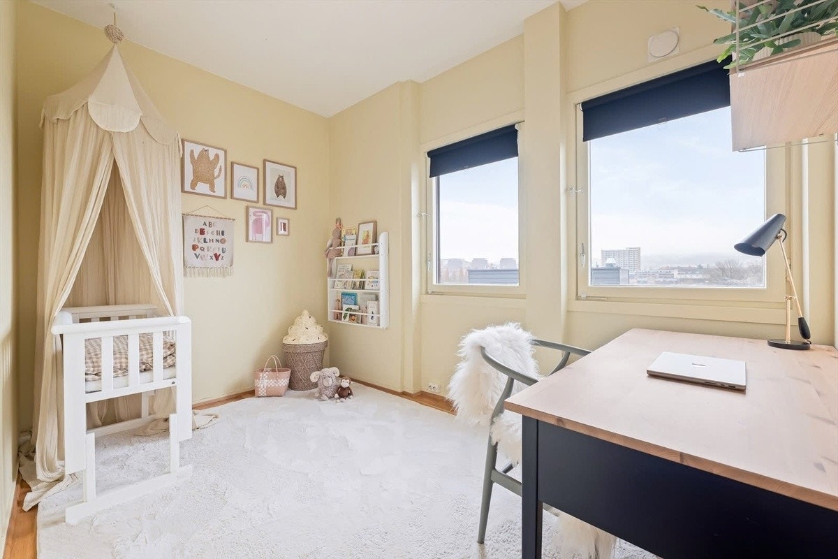 Rommet er per dags dato innredet som barnerom, men vil ved utleietidspunkt være innredet med dobbeltseng og kommoder Galleribilde