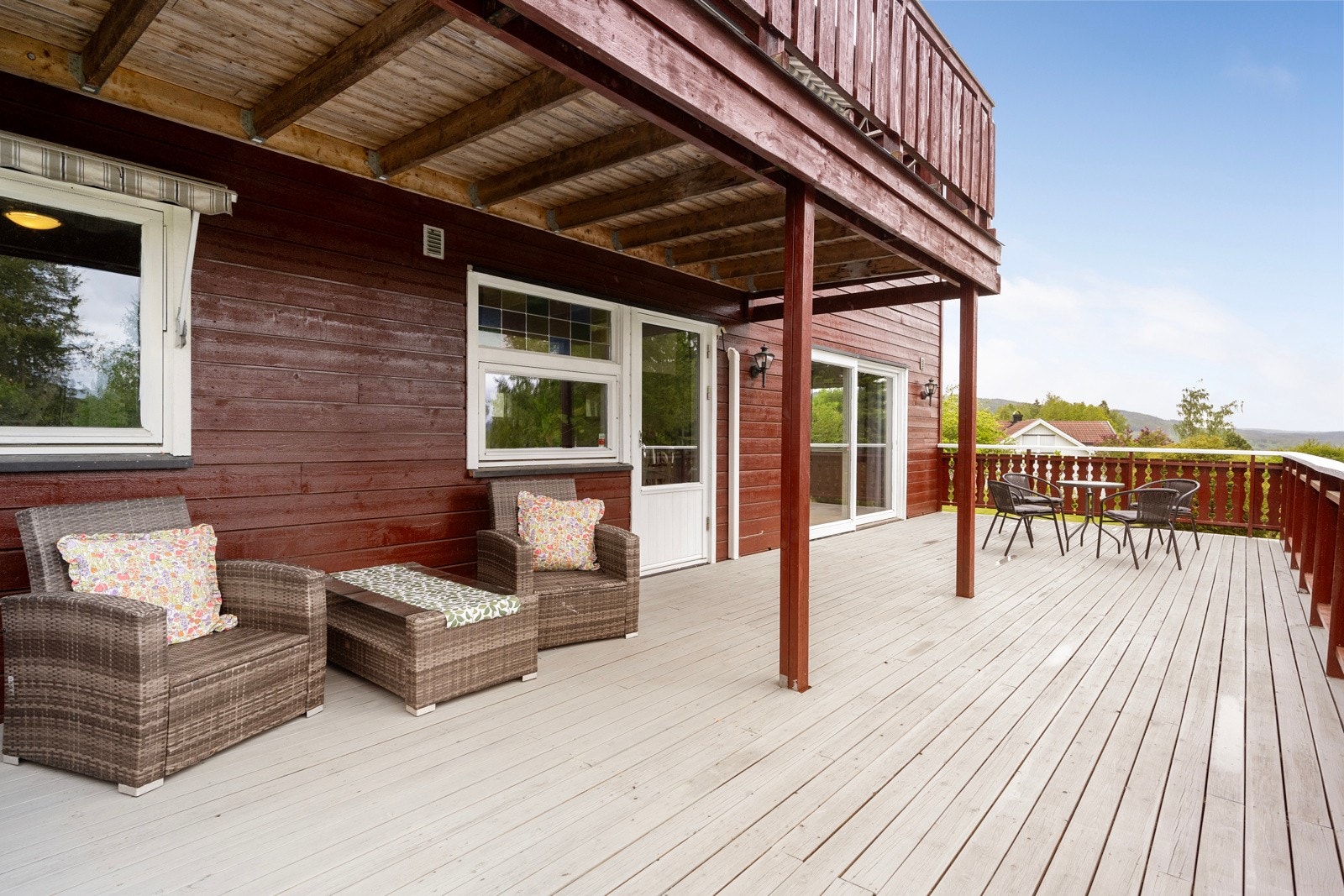 Her er det god plass til både spisegruppe, grill og loungemøbler Galleribilde