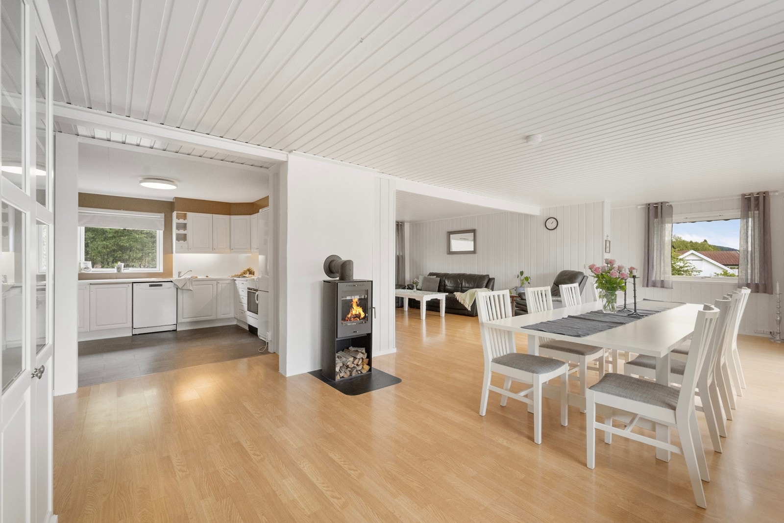 Åpen løsning mot stue skaper en sosial og innbydende sone Galleribilde