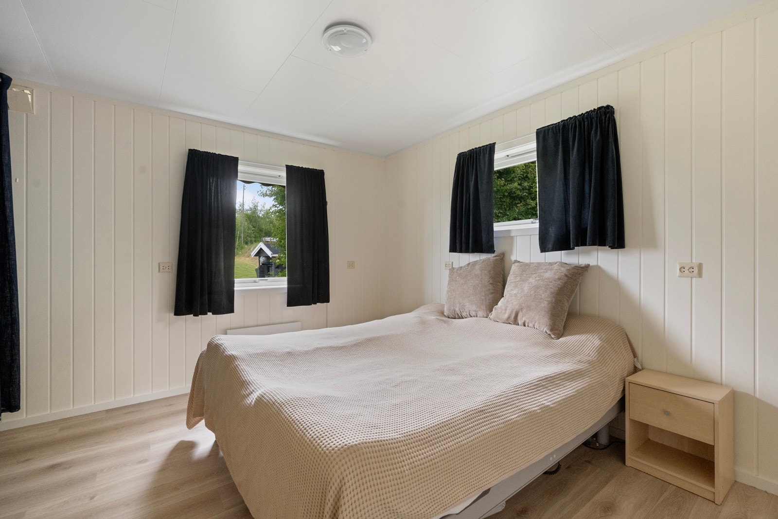 1. etasje har hele fire soverom, og flere av disse er nylig pusset opp i perioden 2022-2024 Galleribilde