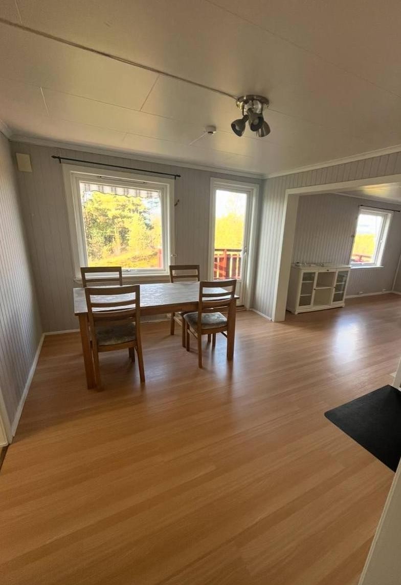 Spisestue/stue utleiedel 2. etasje Galleribilde