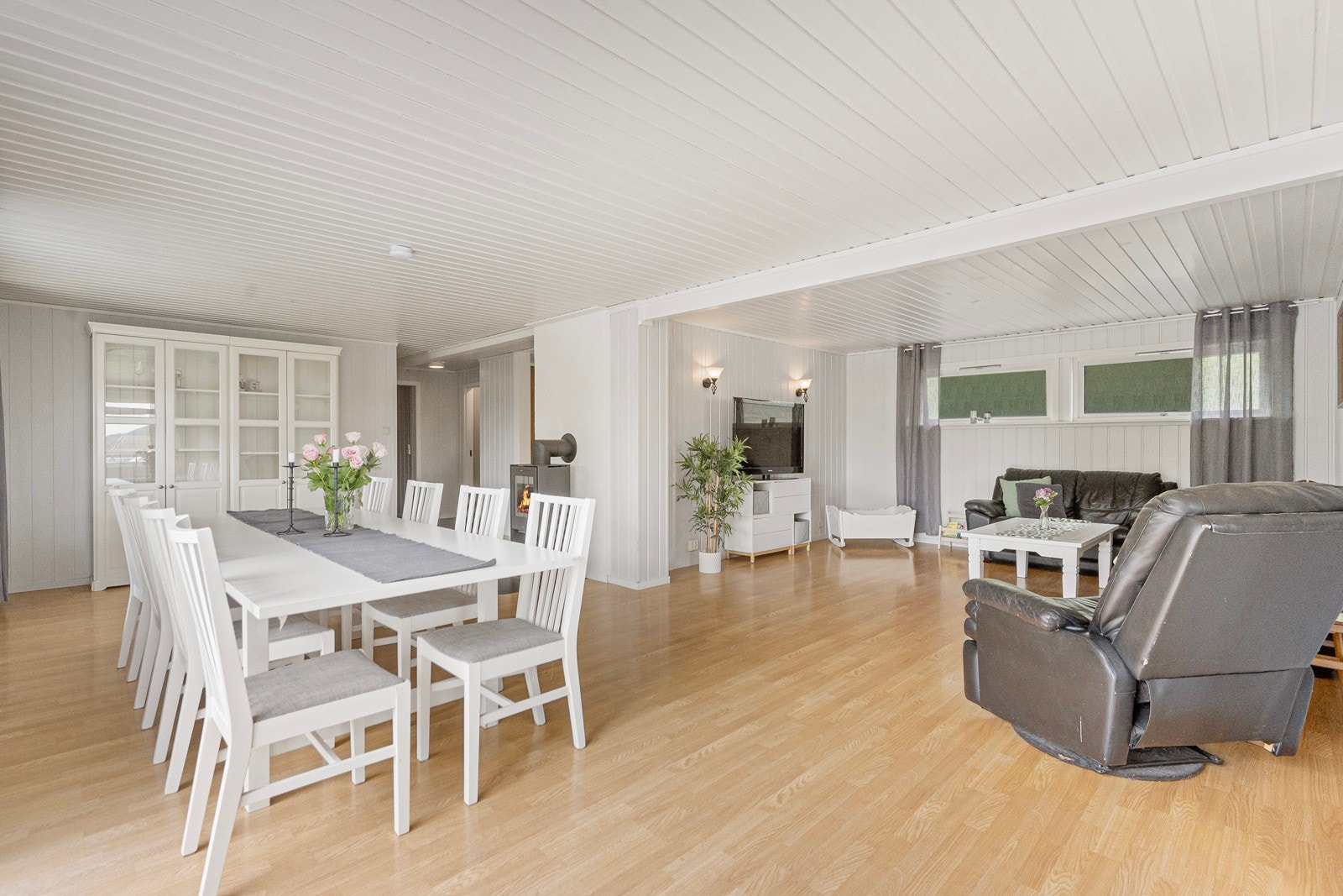 God plass til spisebord, sofa og andre sittemøbler i stuen Galleribilde