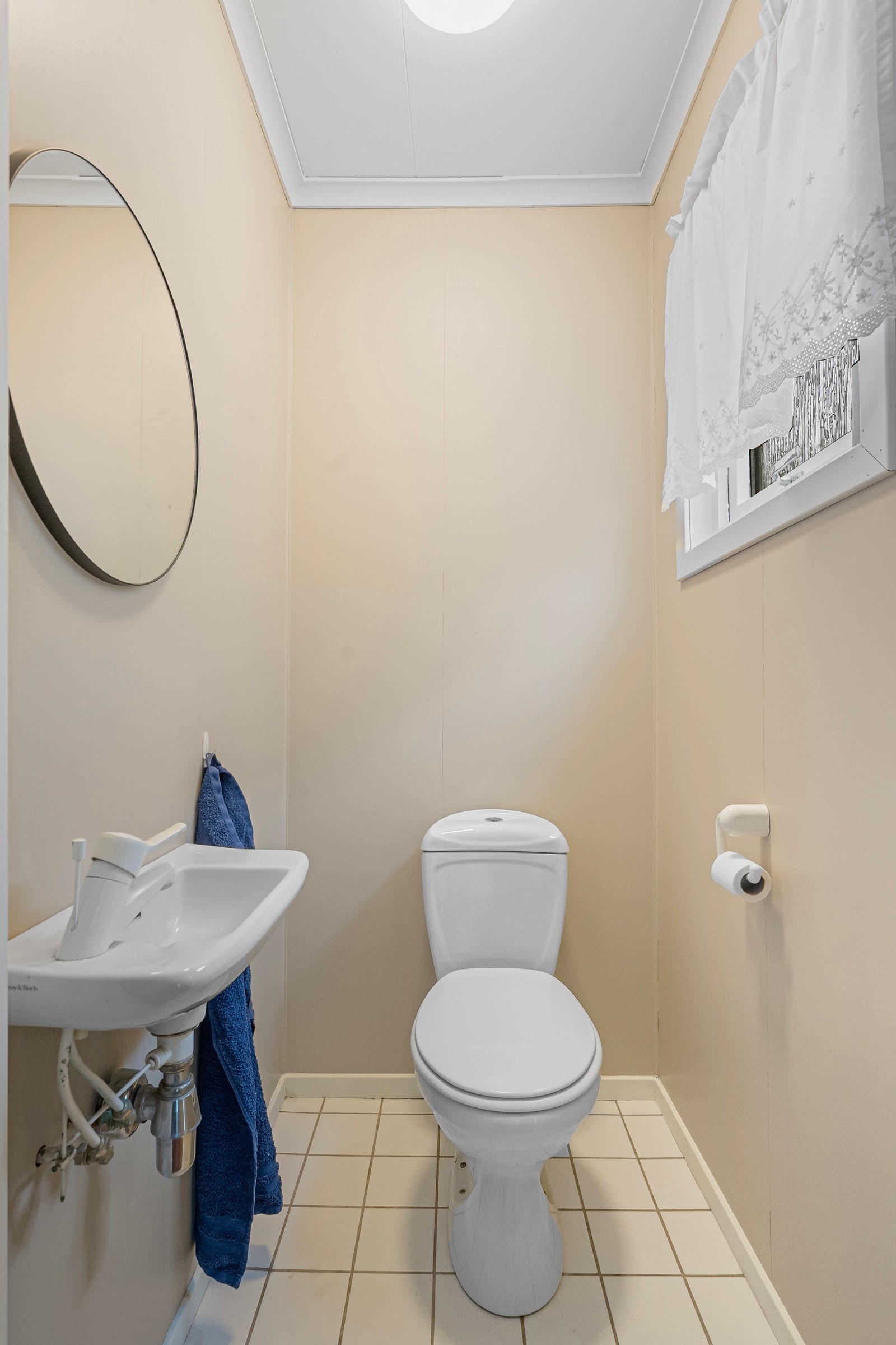 Eget separat toalett med fliser på både gulv og vegger Galleribilde