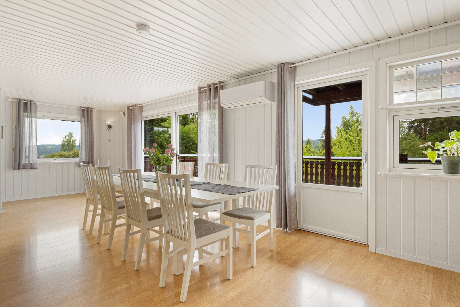 Fra stuen i hoveddelen er det direkte utgang til en romslig terrasse Galleribilde