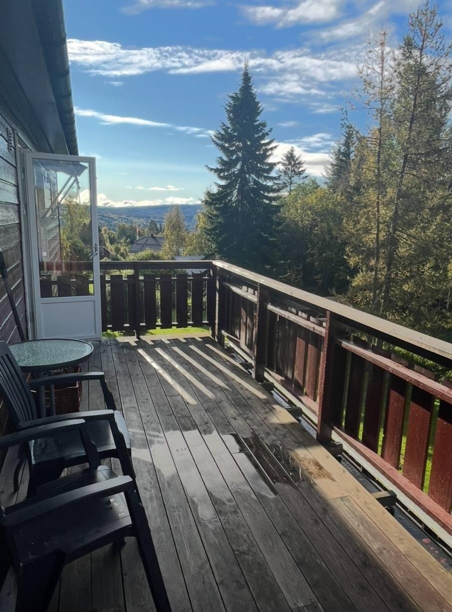 Verandra utenfor stue i 2. etasje med gode solforhold og utsikt Galleribilde