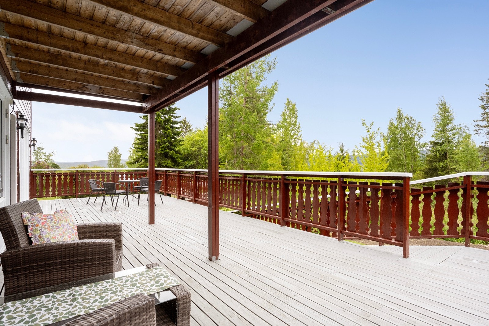 Terrassen har en delvis overbygd løsning som gir perfekt ly for både sol og regn, ideelt for lange grillkvelder, uteservering eller bare avslapning med en kopp kaffe og en god bok Galleribilde