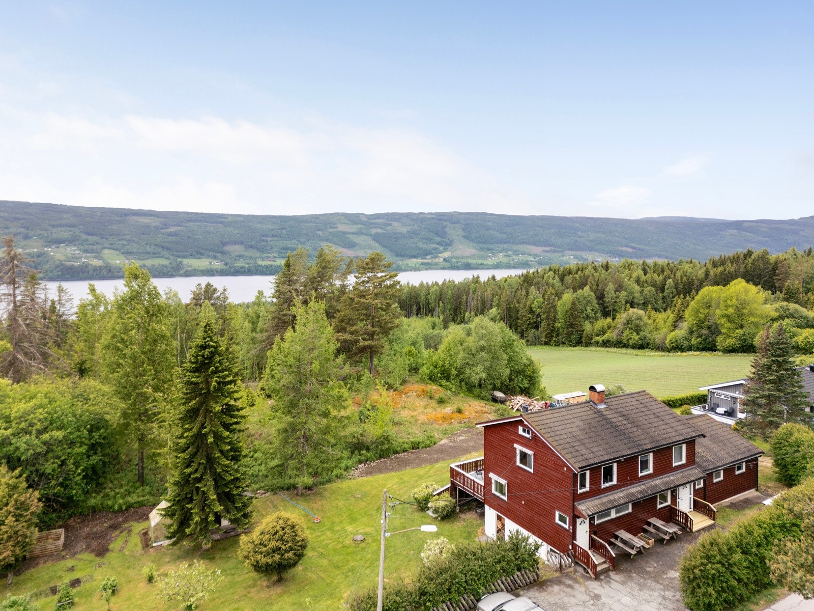 Boligen består av en hoveddel på første plan samt en utleiedel i 2.etasje Galleribilde