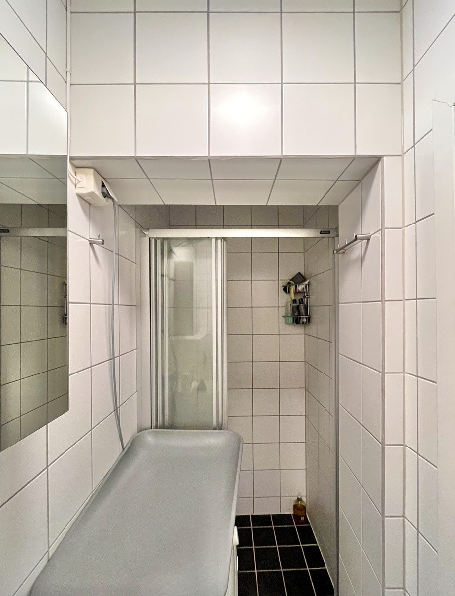 Bad med dusj på flis Galleribilde
