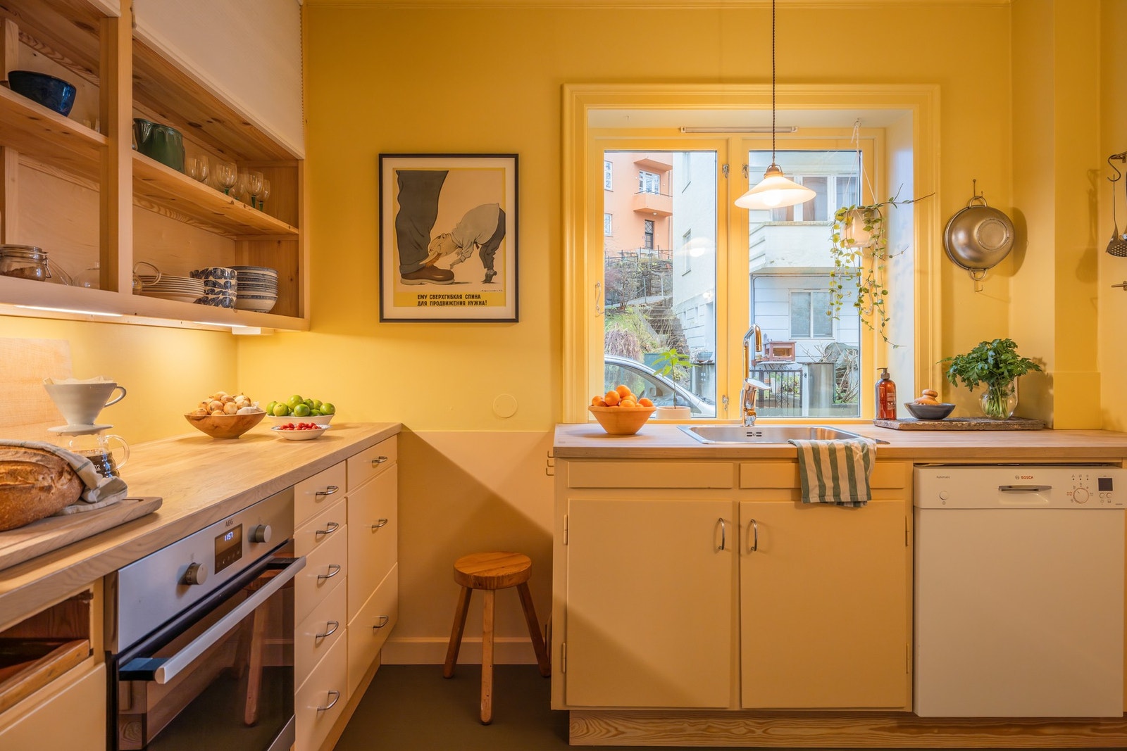 Stilig gjenbrukskjøkken med slette fronter og heltre benkeplate. Oppgradert i 2024. Galleribilde