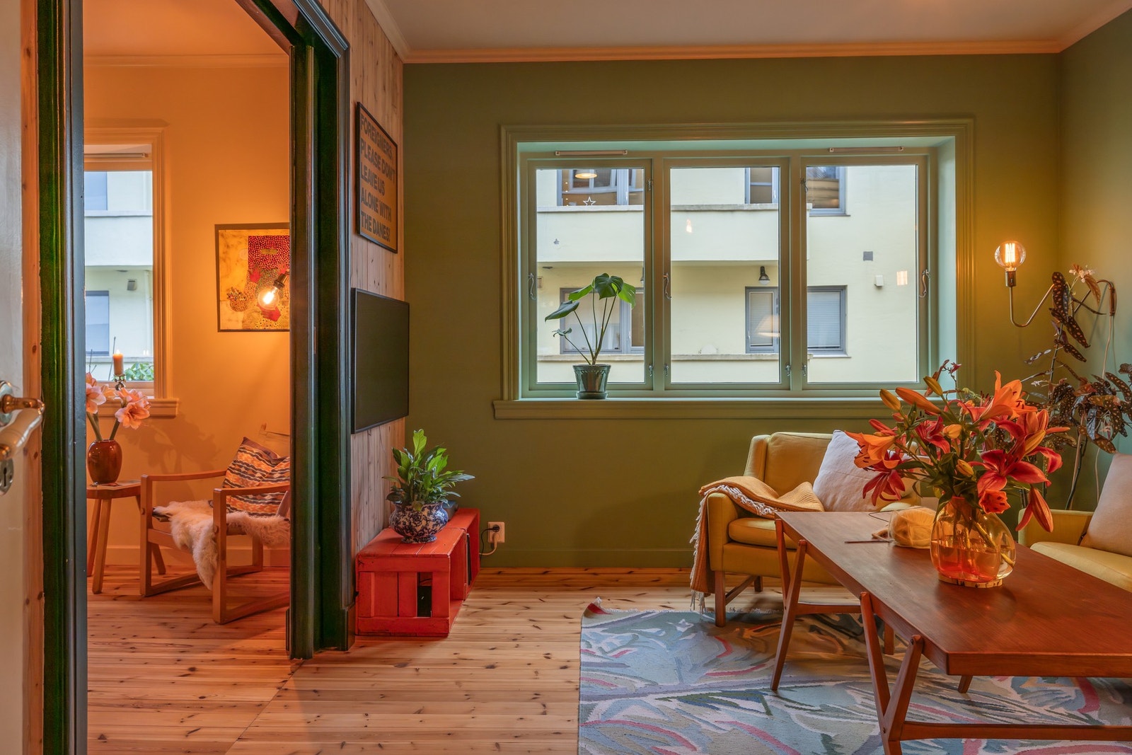 Flotte, fargerike vegger gjennom hele boligen, som gir rommet liv og karakter. Galleribilde