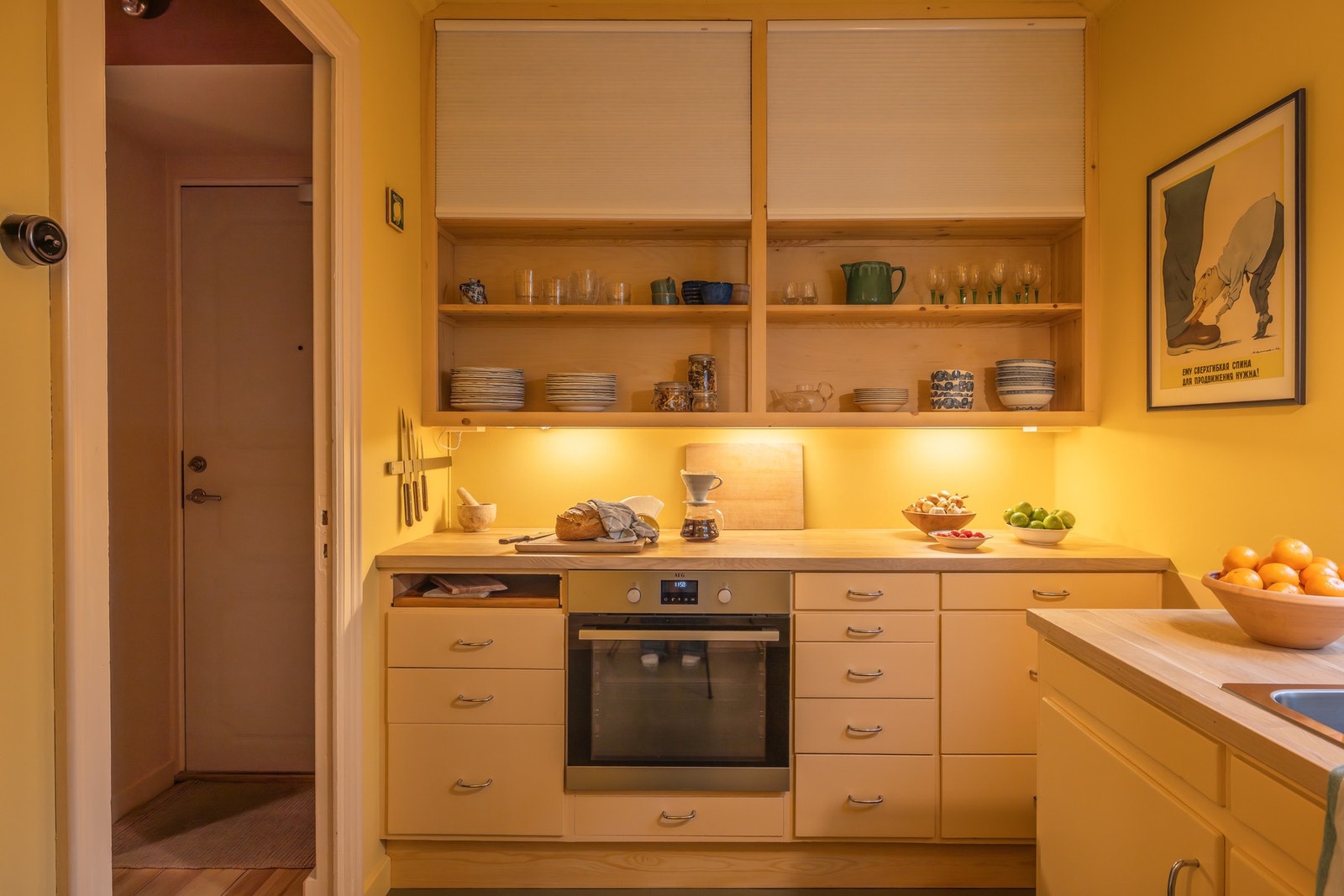 Hvitevarer som oppvaskmaskin, stekeovn og kjøleskap følger med handelen. Galleribilde