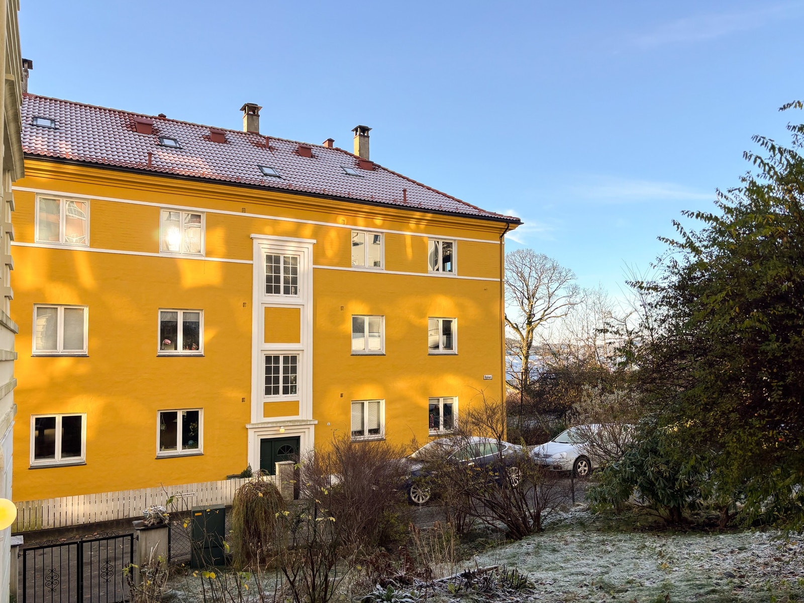 Bygget er omringet av frodige parker, grøntarealer og beplatning. Galleribilde