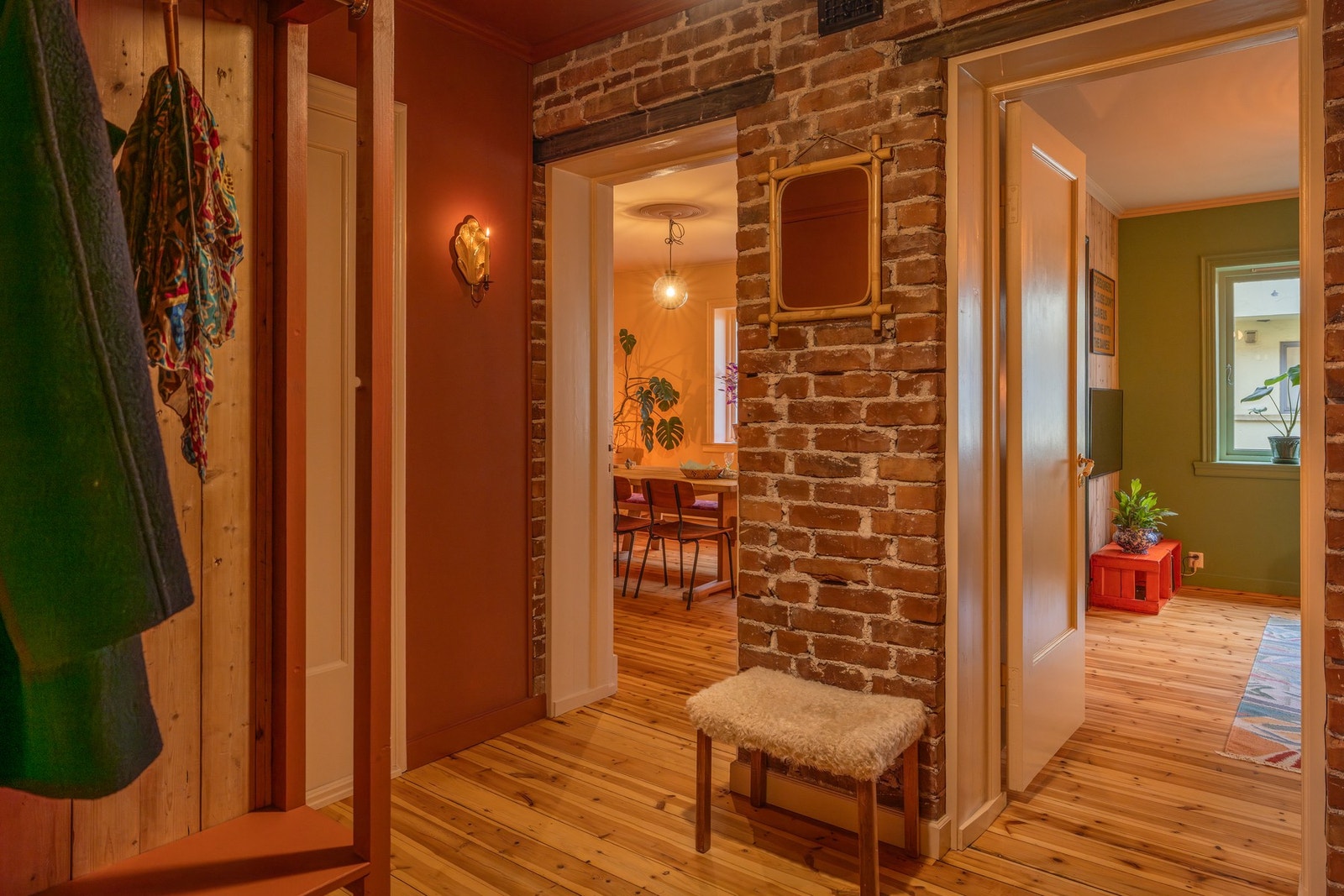 Inngang til begge stuene fra entréen. Galleribilde