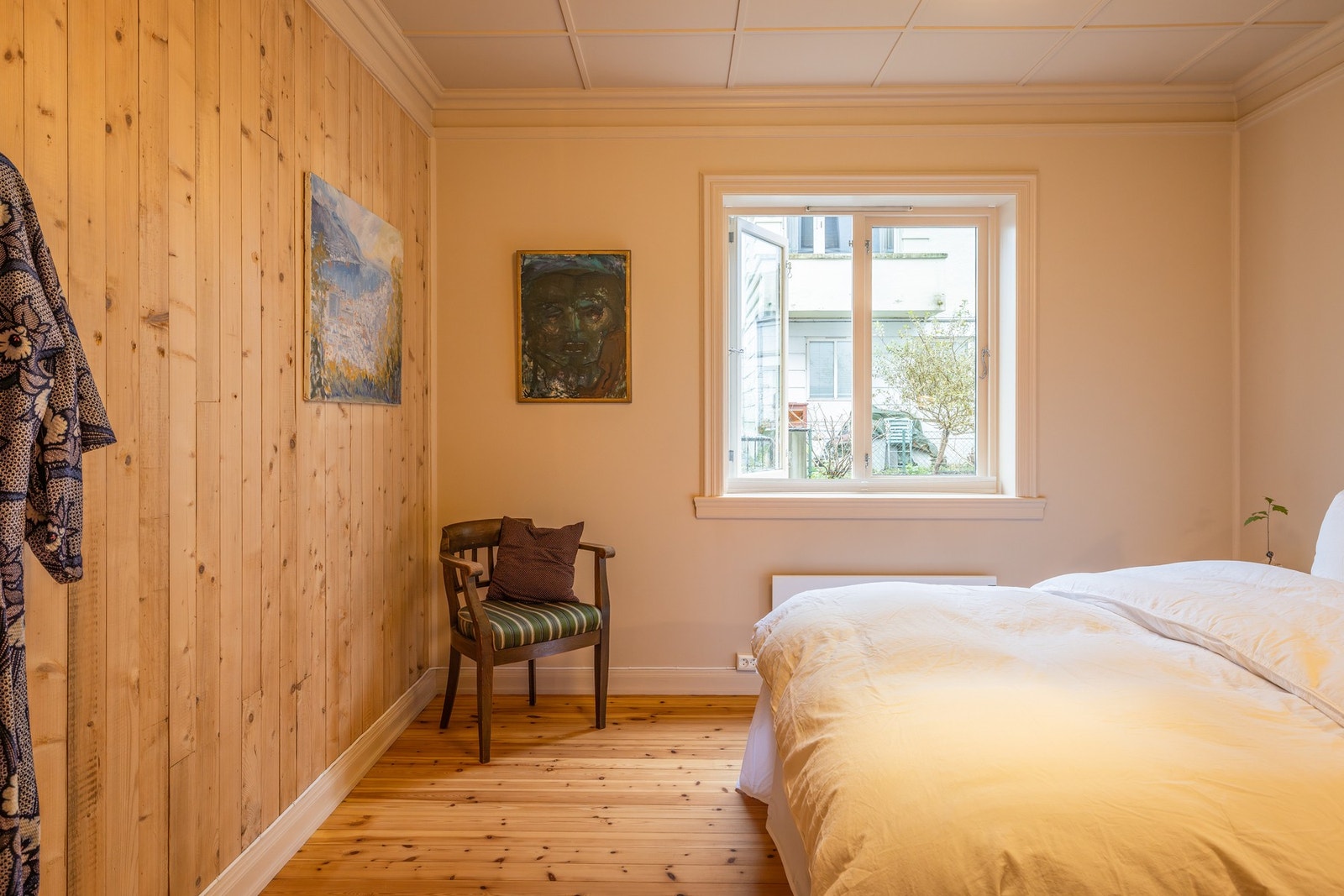 Soverommet er malt i en lun farge og ene veggen er også av original trevegg. Galleribilde