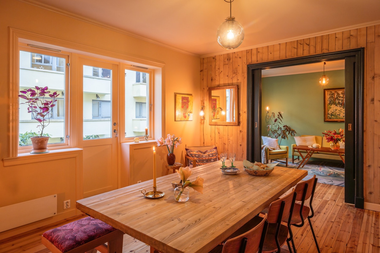 Med to store oppholdsrom kan du møblere slik du ønsker, og du kan dekke på langbord til hele familien på tvers av stuene. Galleribilde