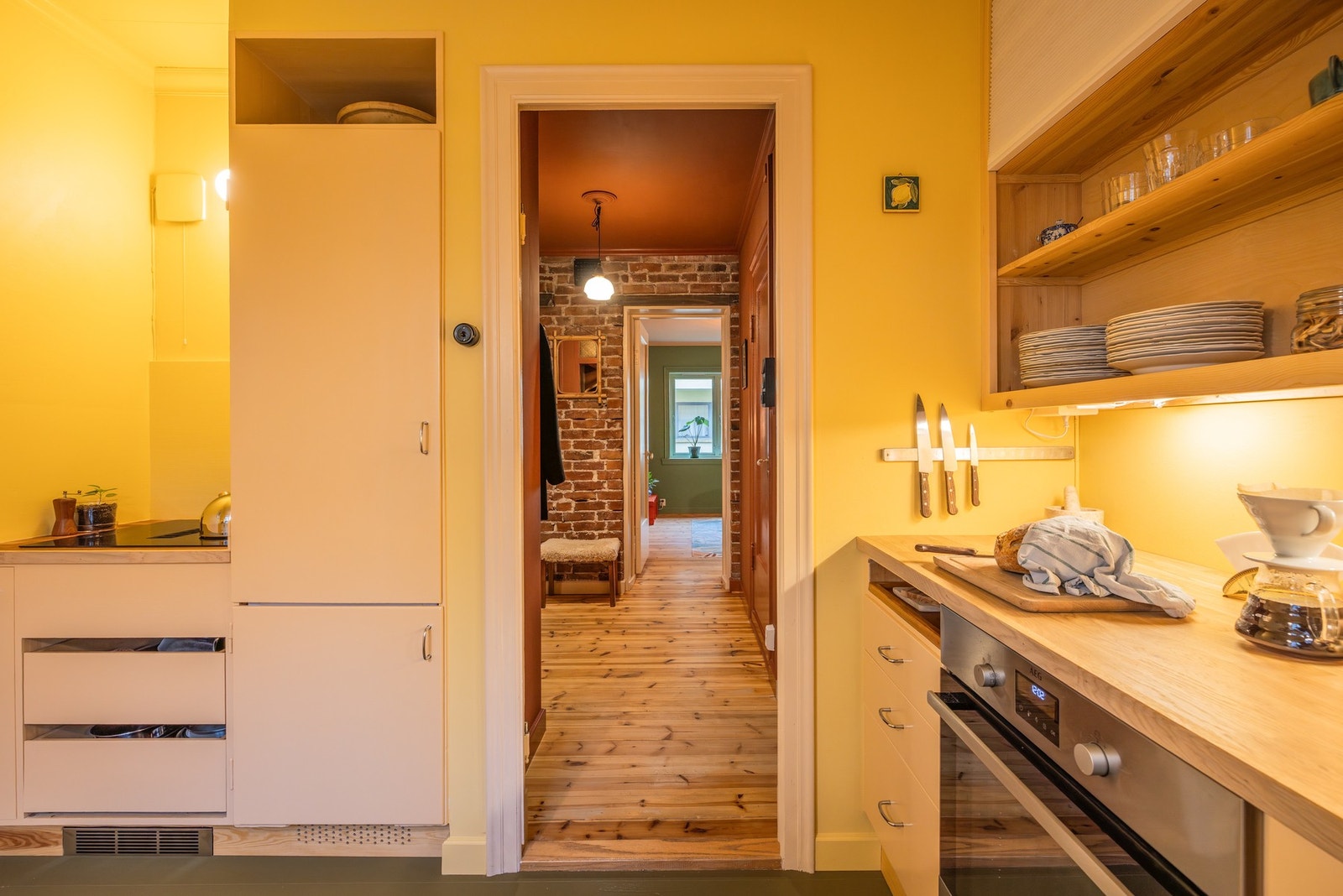 Inngang fra entré til kjøkken. Galleribilde