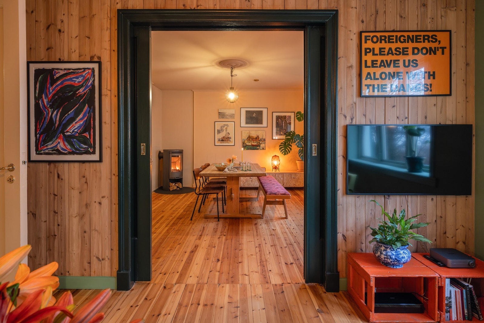 Elegant trevegg mellom stuene, adskilt med dobbel dør. Galleribilde