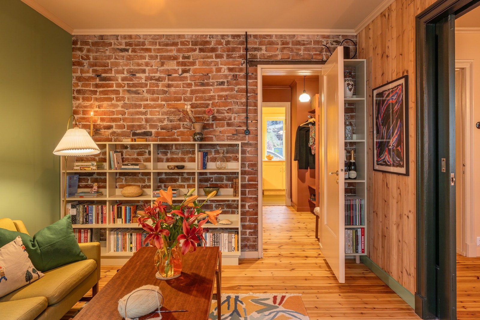 Beholdt original murstein som setter et stilrent preg på leiligheten. Galleribilde