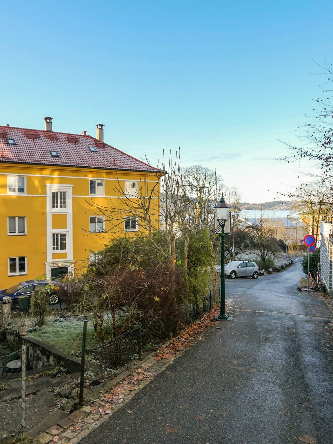 Her kan du nyte solen i en park, eller spasere over høyden inn i sentrumskjernen. Galleribilde