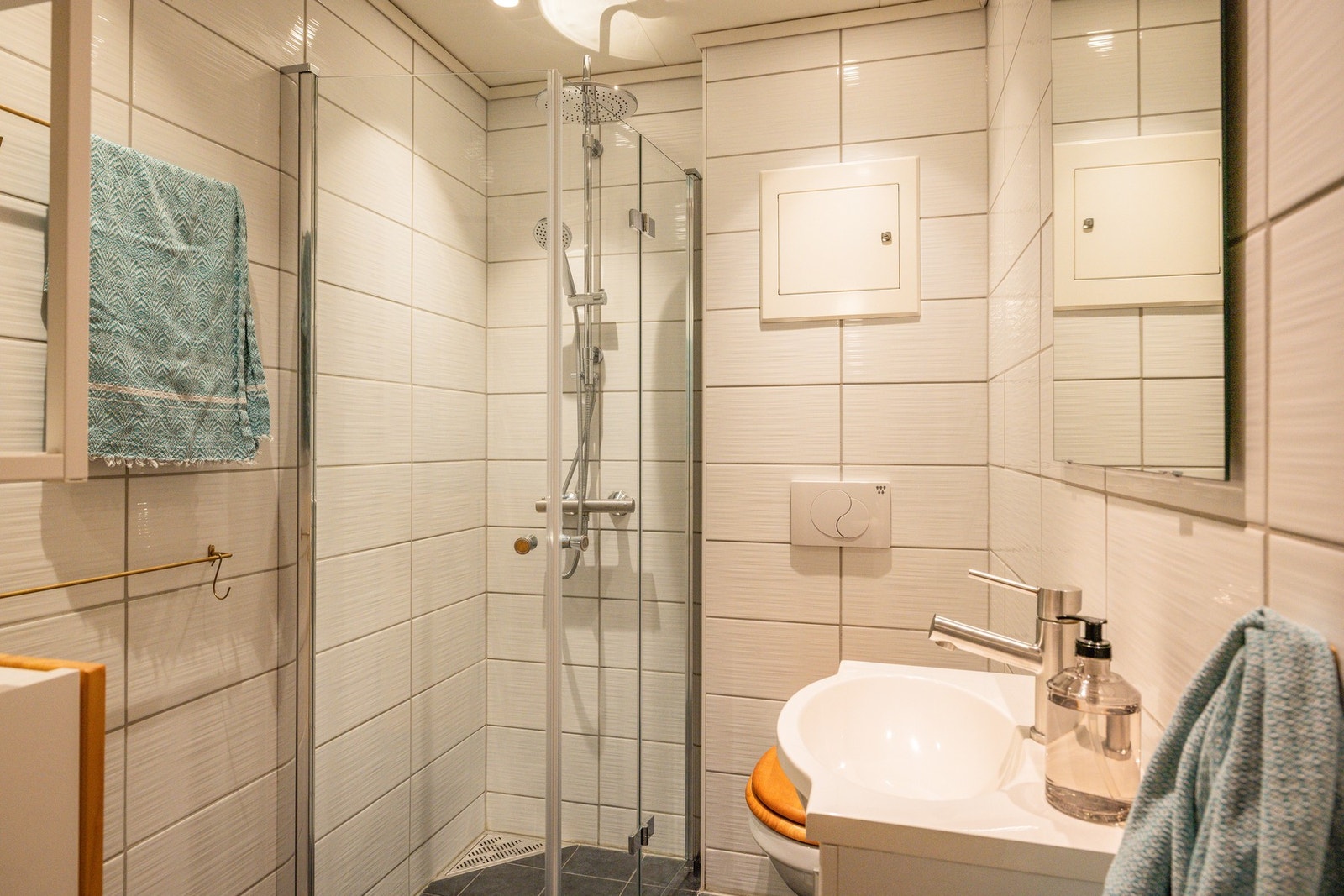 Helfliset bad med elektrisk vifte. Badet er puset opp i 2012. Galleribilde