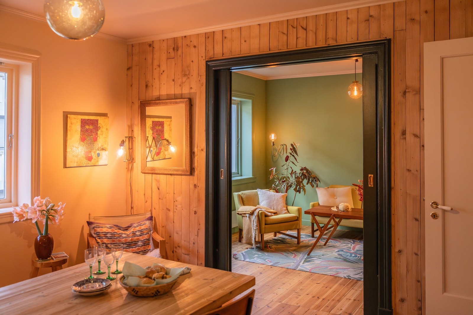 Kombinasjonen av trevegger og tregulv binder boligen pent sammen. Galleribilde