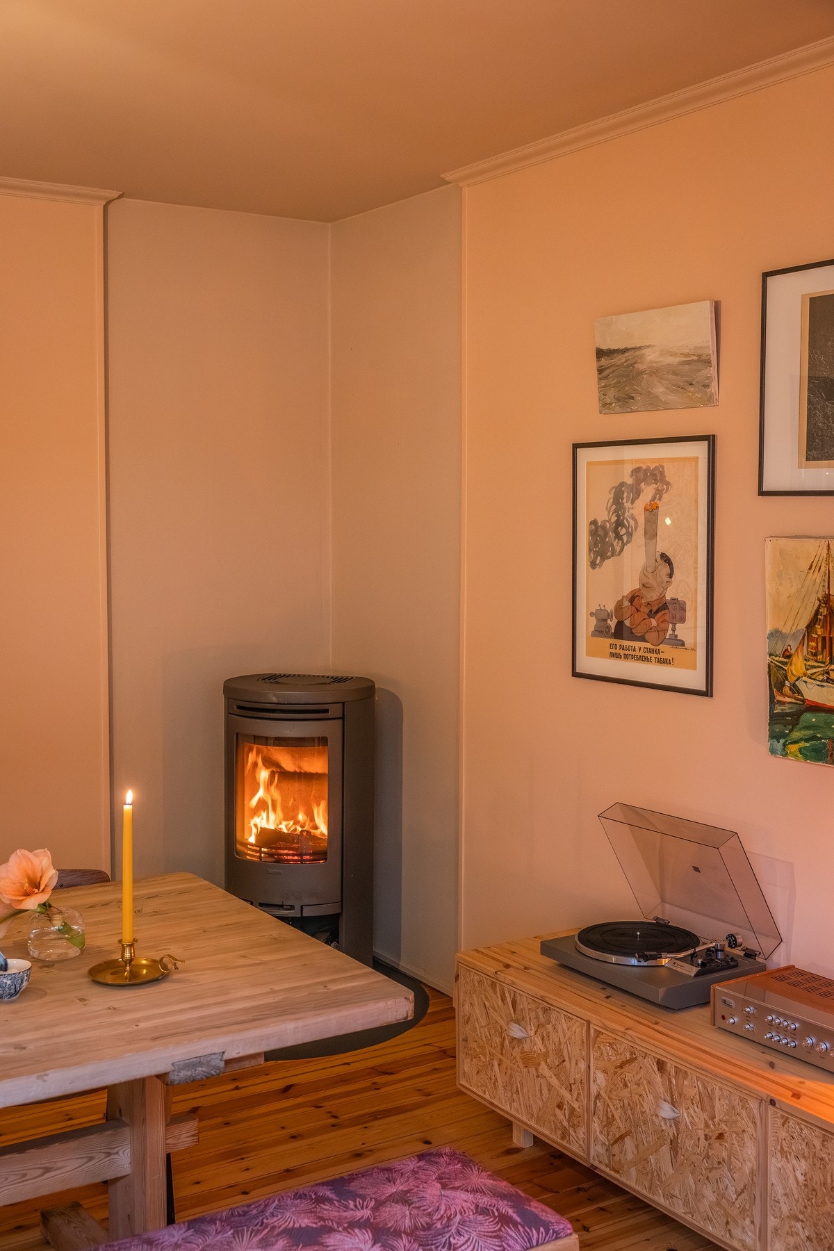 I stuen er det en velfungerende vedovn. Ellers elektrisk oppvarming. Galleribilde