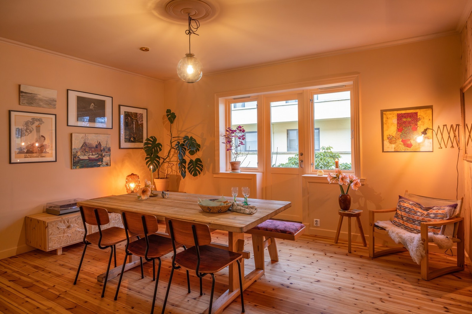 Ene stuen er innredet som spisegruppe. Galleribilde