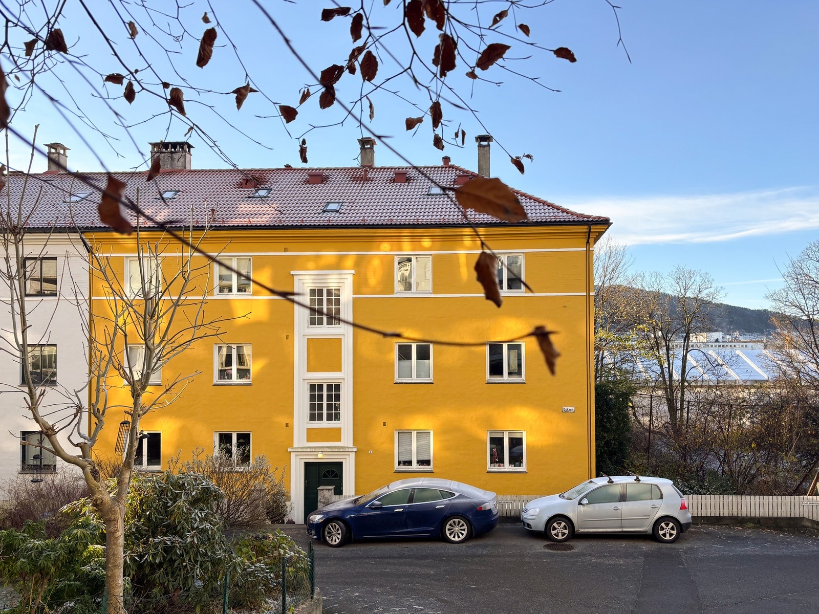 Parkering langs gaten for beboere. Ellers mulig å skaffe soneparkering i området. (sone 3) Galleribilde