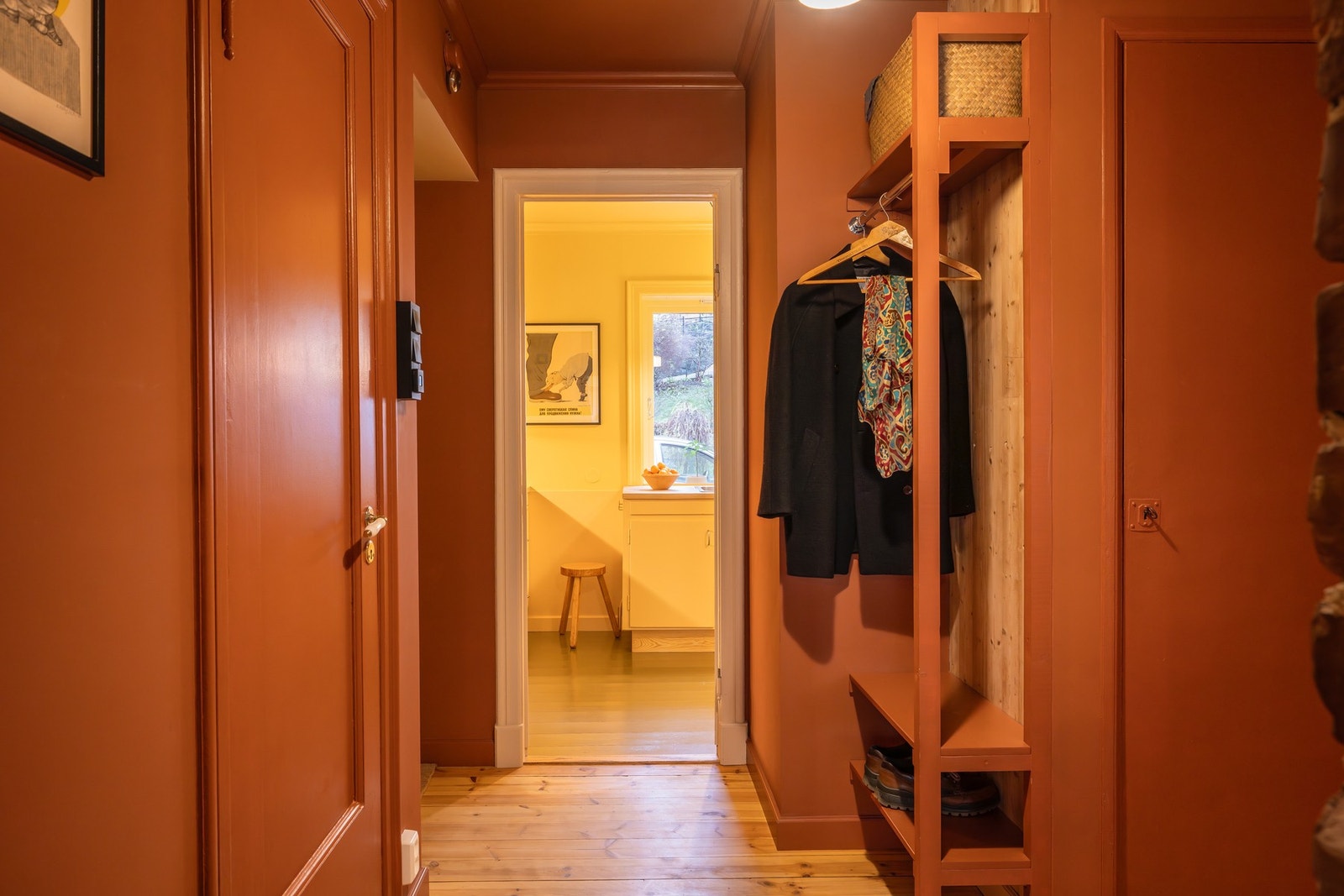 Velkommen inn! Her trer du inn i en romslig gang hvor du har god plass til å henge fra deg yttertøy og sko Galleribilde
