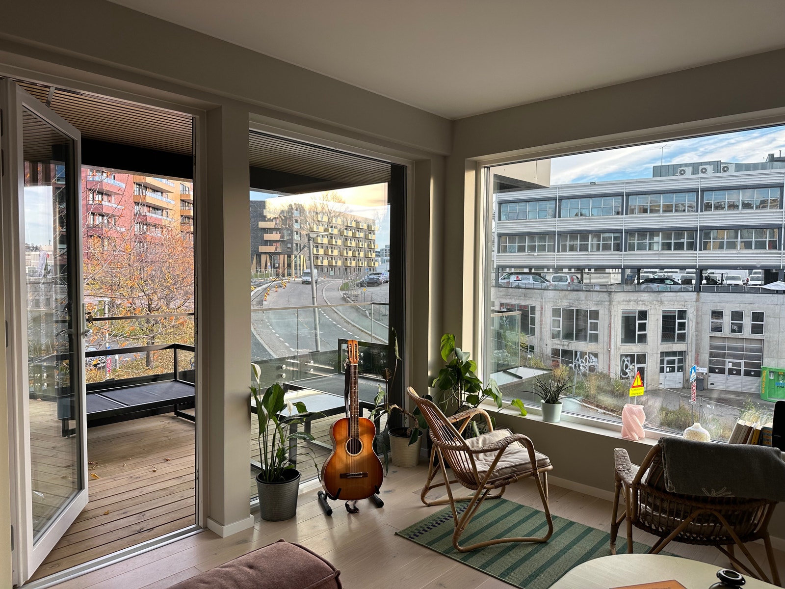 Stue/hovedrom med tilknyttet balkong. Galleribilde