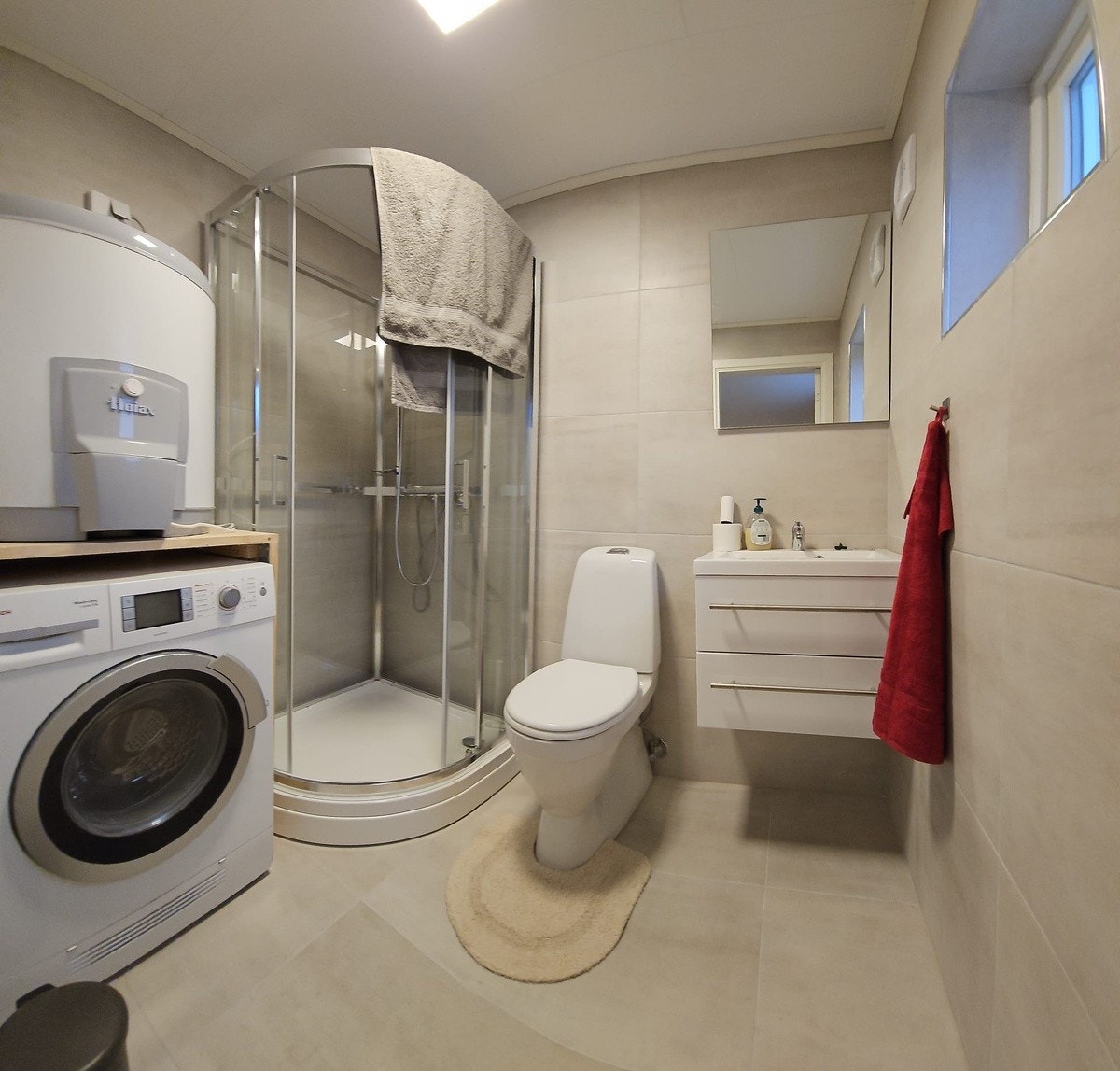 Brand new bathroom with heating cables Galleribilde