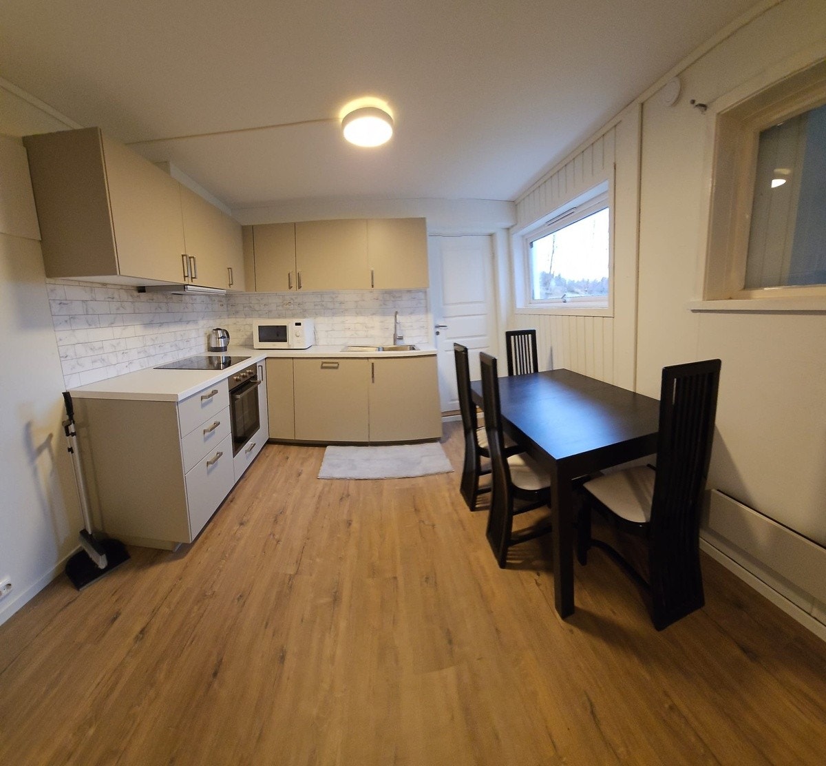 Kitchen and dining table Galleribilde