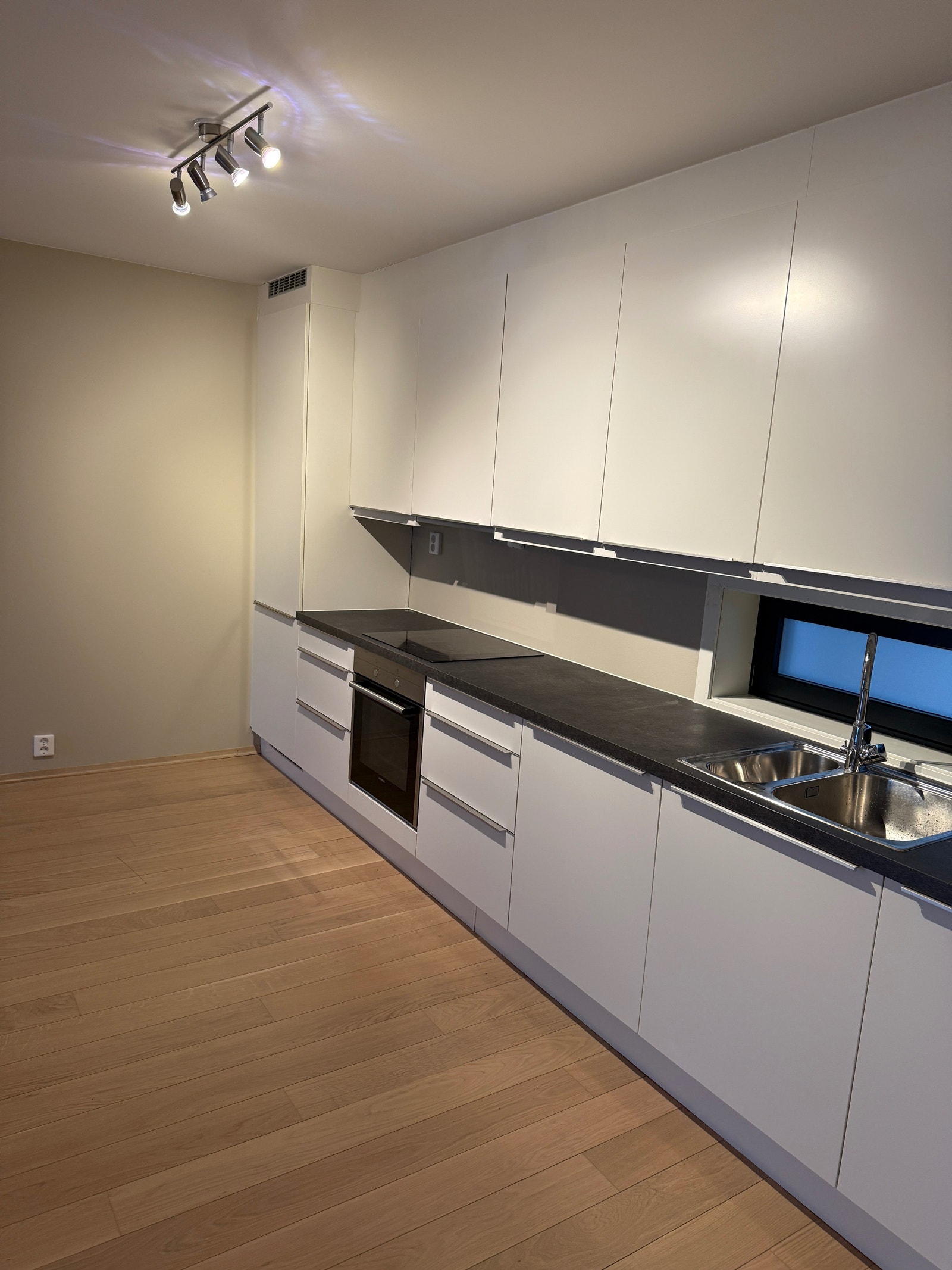 Nye bilder med nymalte flater Galleribilde