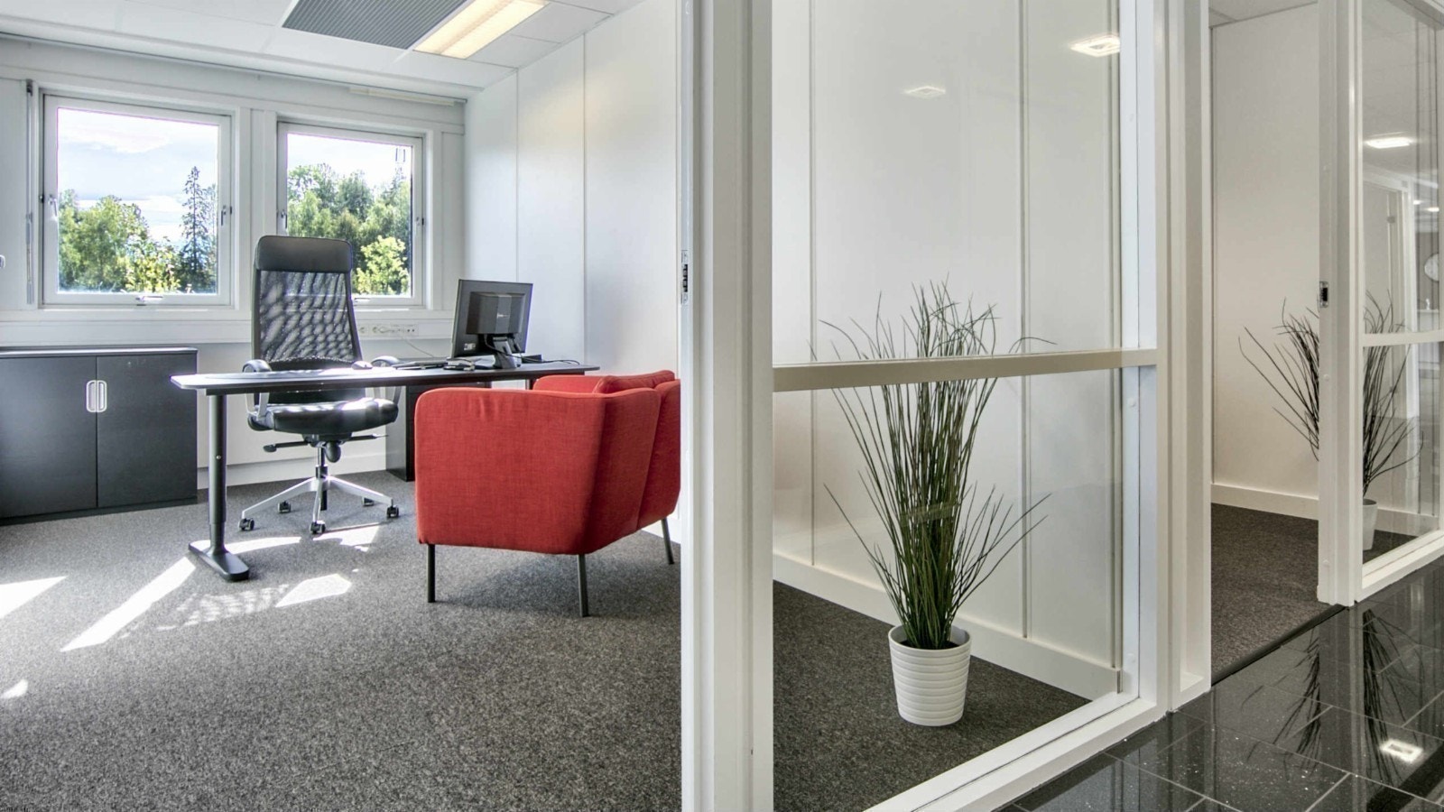 Flotte og moderne kontorer med forskjellig og fleksibel størrelse. Galleribilde