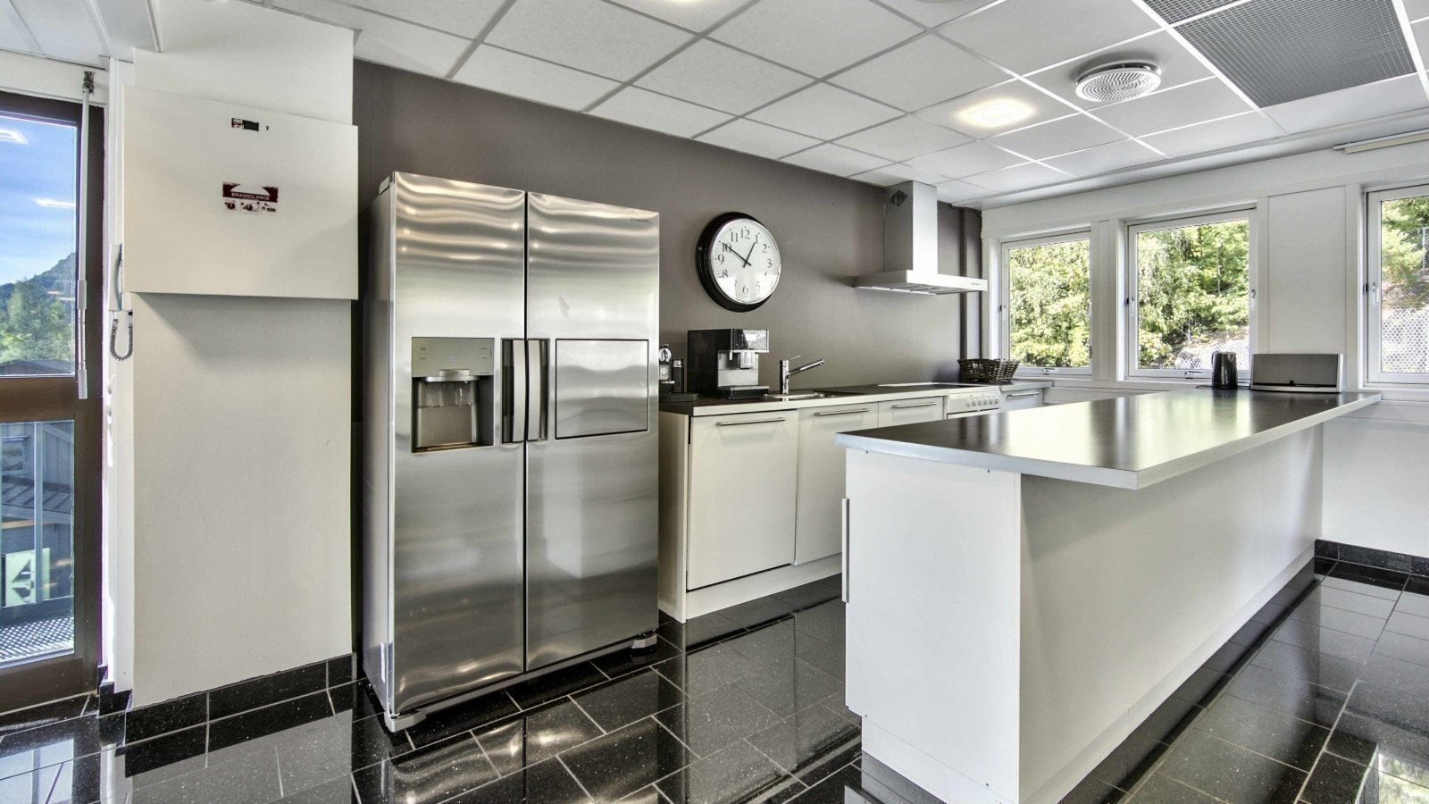 Nytt, stort og hyggelig kjøkken- og spiseområde. Galleribilde