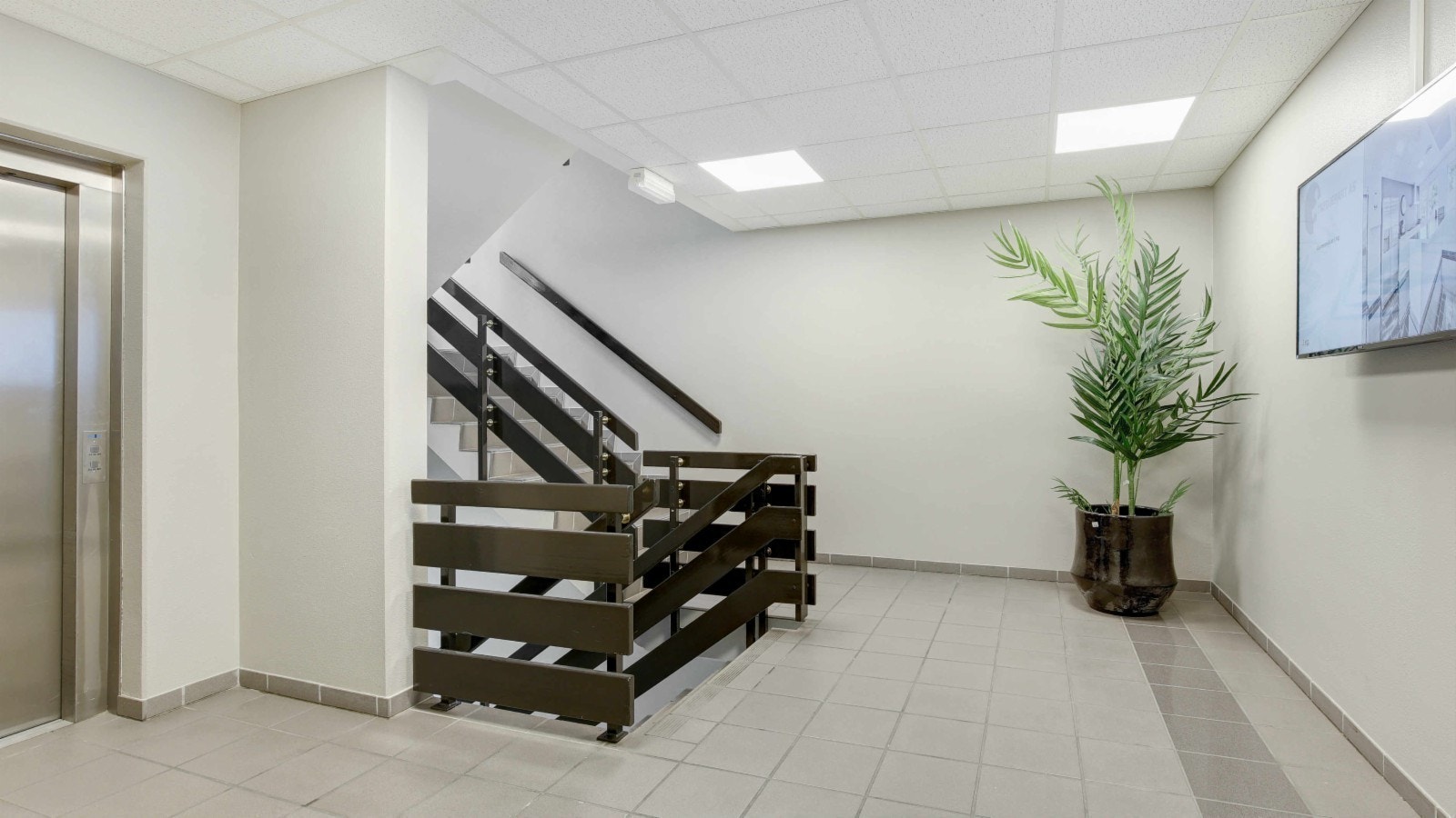 Innbydende inngangparti med trapp og heis. Galleribilde