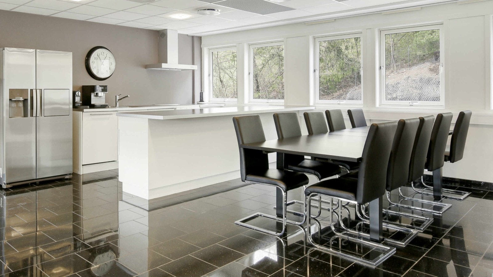 Nytt, stort og hyggelig kjøkken- og spiseområde. Galleribilde