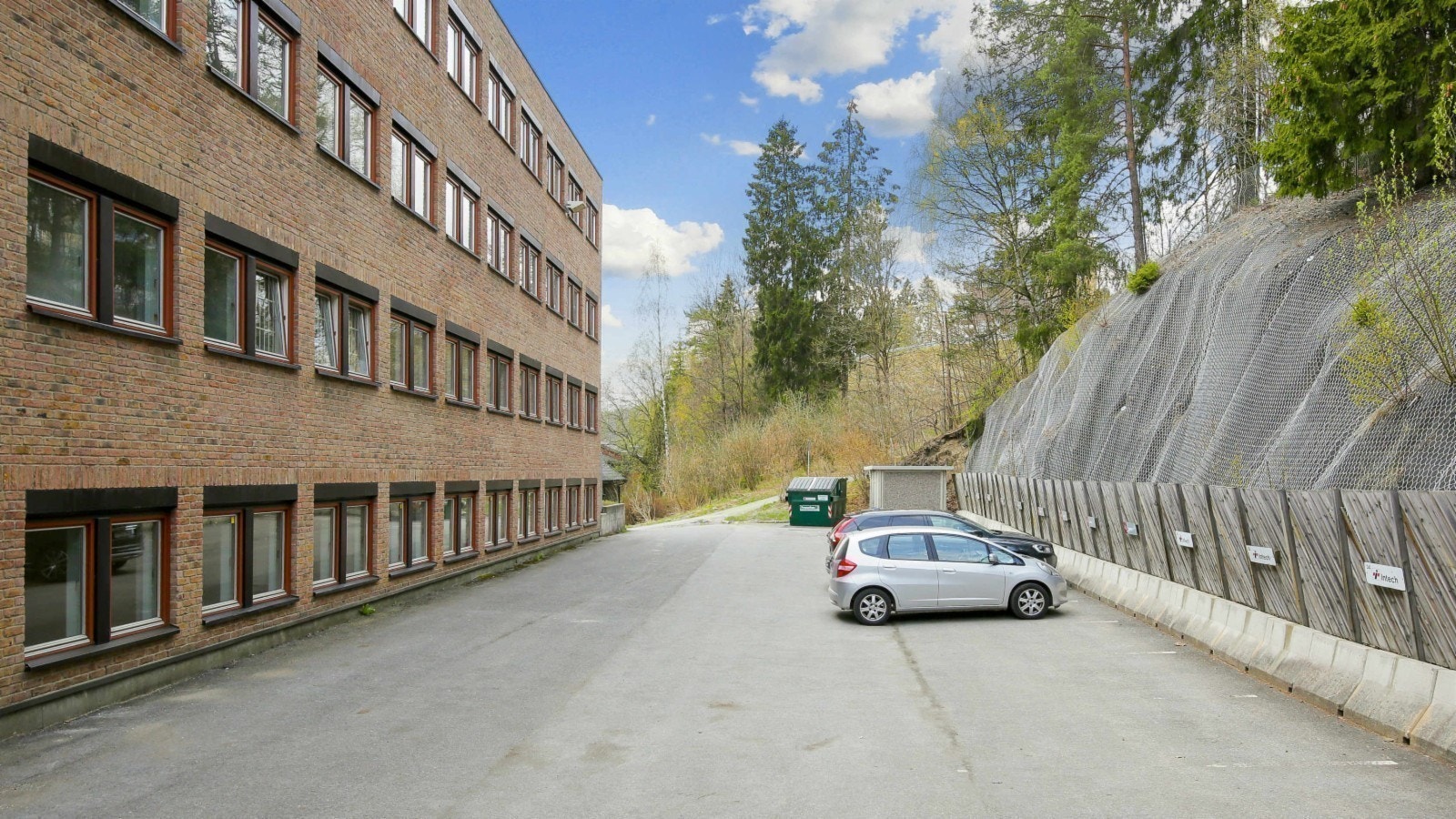 Mulighet for skjermet parkeringsplass på baksiden av bygget. Galleribilde