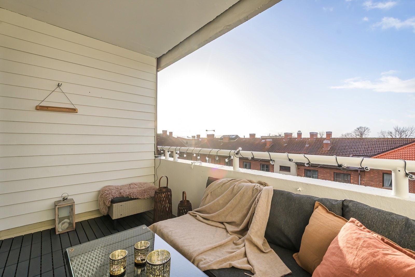 Leiligheten ligger i 5. etasje hvor alt ligger til rette for en enkel hverdag, med heis, garasjeplass og en flott balkong som vender mot rolige omgivelser. Galleribilde