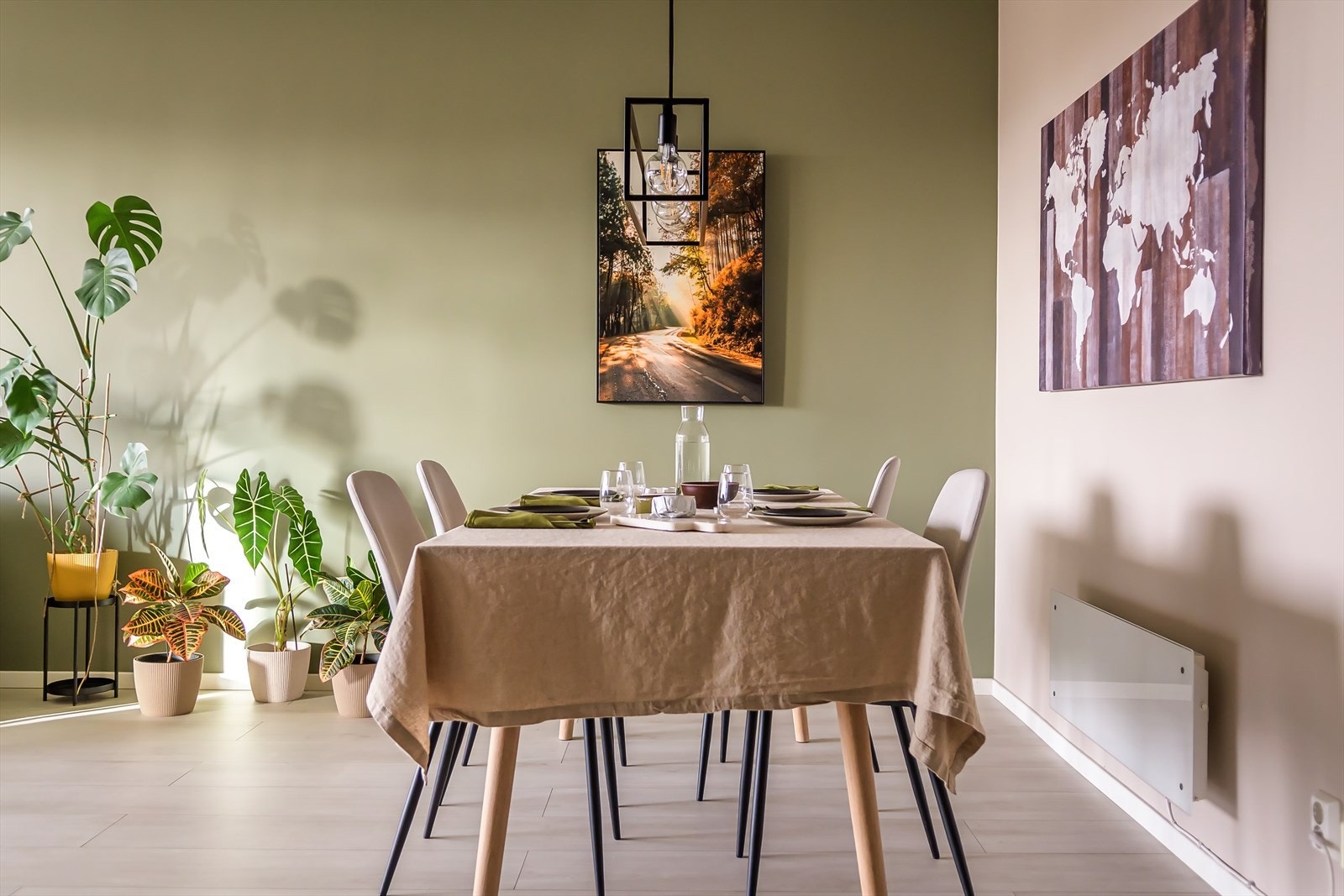 Det er god plass til å samles rundt spisebordet for en hyggelig middag Galleribilde