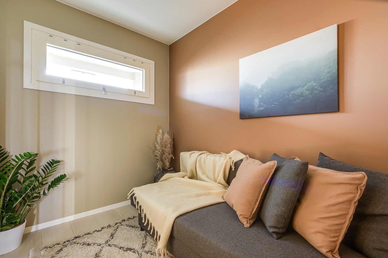 Lyst og allsidig rom hvor man enkelt kan innrede med skrivepult eller sovesofa Galleribilde