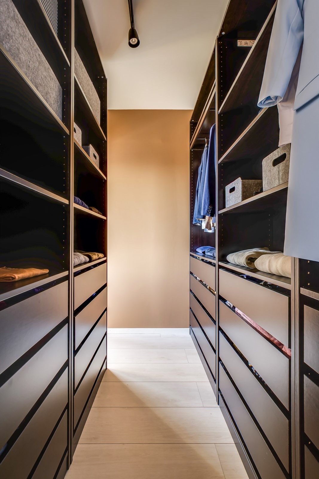 Her er det godt med skap- og oppbevaringsplass. Galleribilde