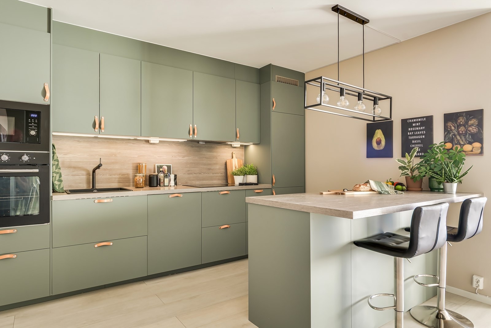 En sosial kjøkkenøy med barløsning gjør det enkelt å underholde gjester under matlagingen Galleribilde