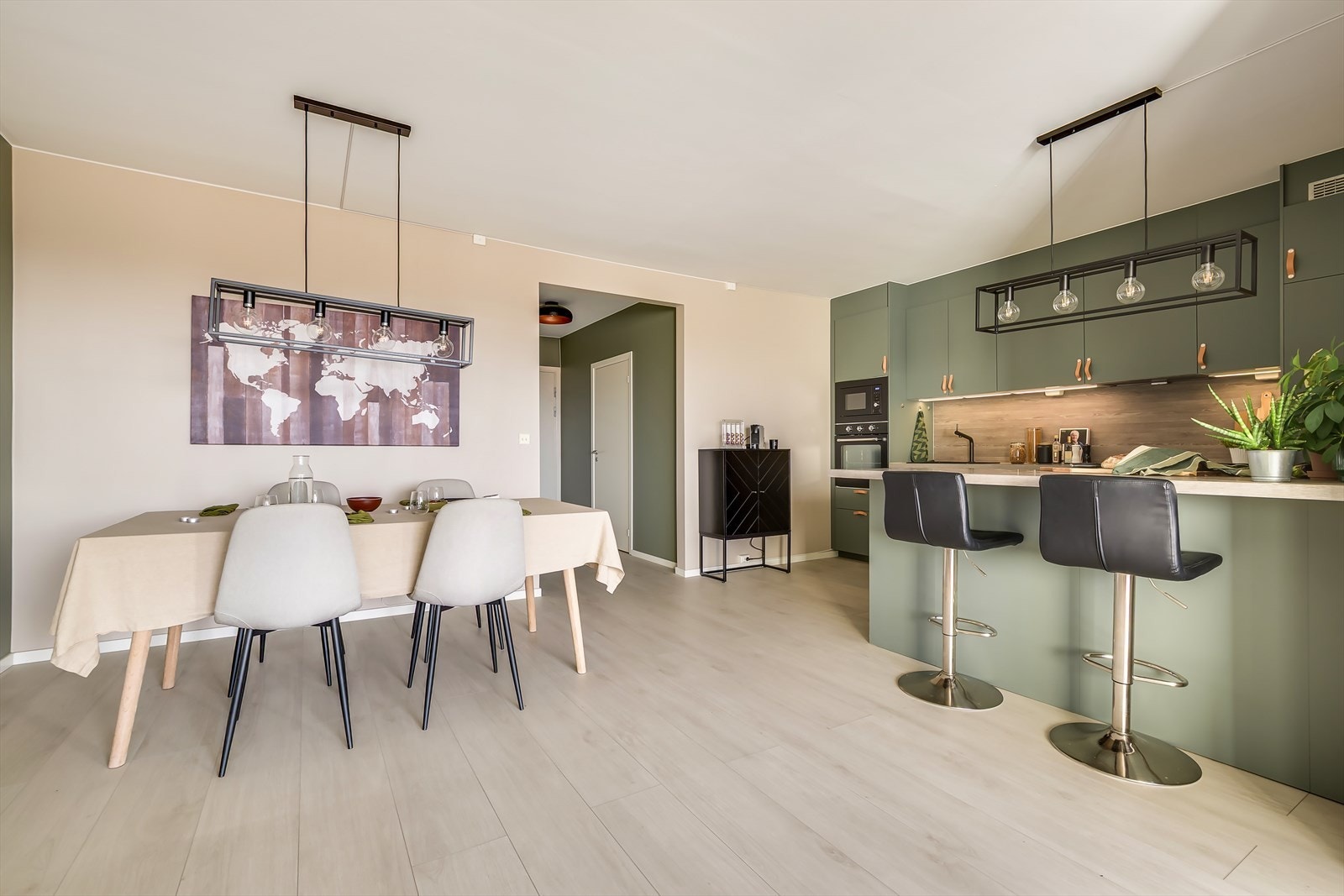 Stuen og kjøkkenet ligger i en åpen og sosial planløsning, noe som skaper et inviterende oppholdsrom Galleribilde